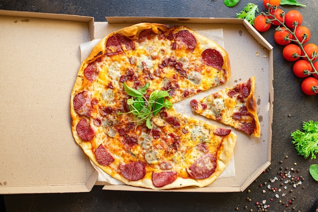 Frische Salami-Pizza mit Käse und Würstchen