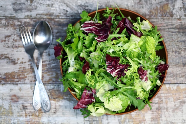 Frische Salatmischung in einer Schüssel Makro