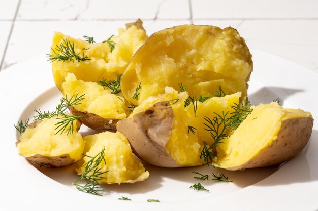 Frische Salzkartoffeln auf einem weißen Teller