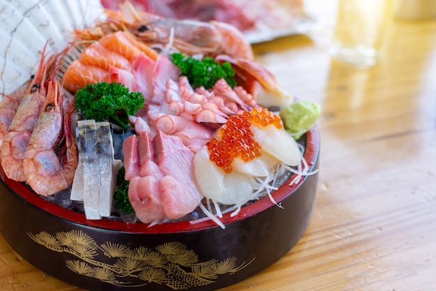 Foto frische sashimi-kombination aus japan, asiatisch und schön