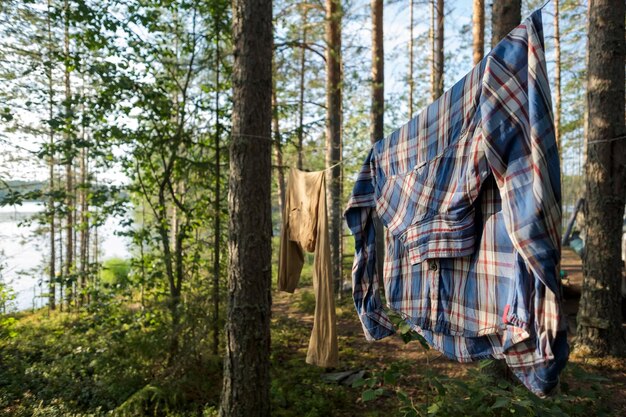 Frische, saubere Kleidung, die auf der Wäscheleine im Freien trocknet