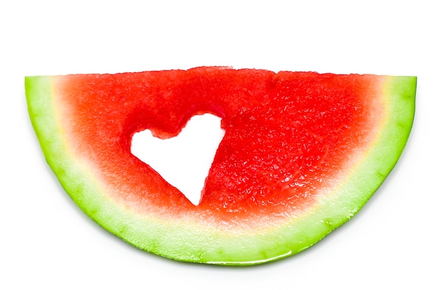 Frische Scheibe Wassermelone mit dem Herzen lokalisiert auf weißem Hintergrund.