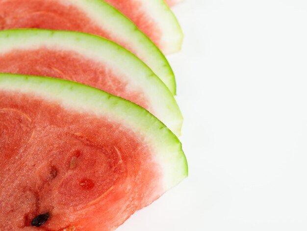 Frische Scheiben Wassermelone auf weißem Hintergrund.