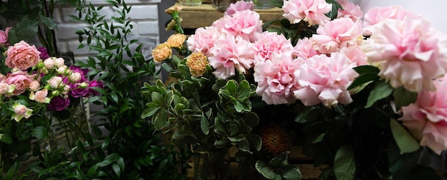 Frische Schnittrosen in zarten Tönen in einem Blumenladen