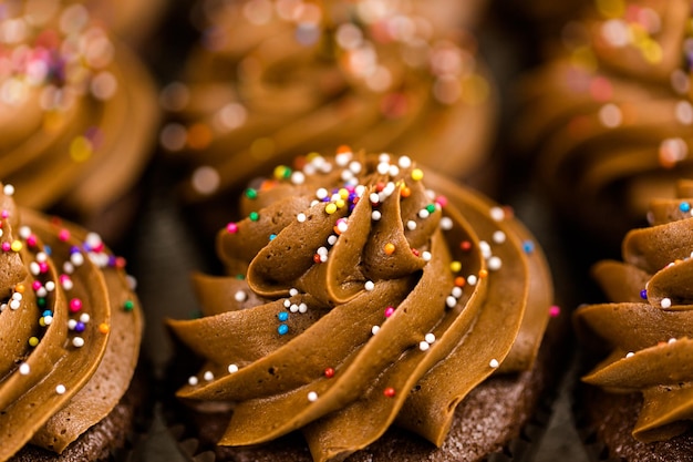 Frische Schokoladen-Cupcakes auf dem Tablett.