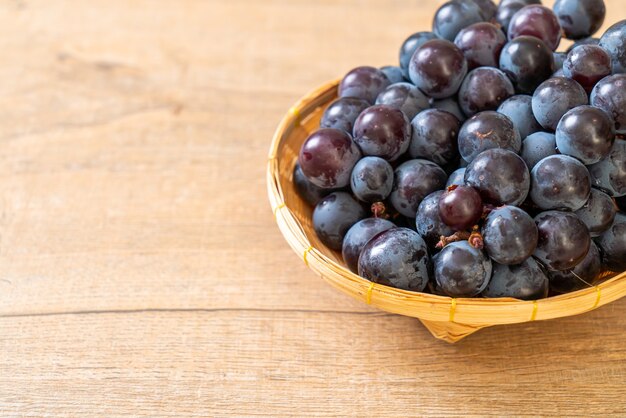 frische schwarze Trauben auf weißem Tisch