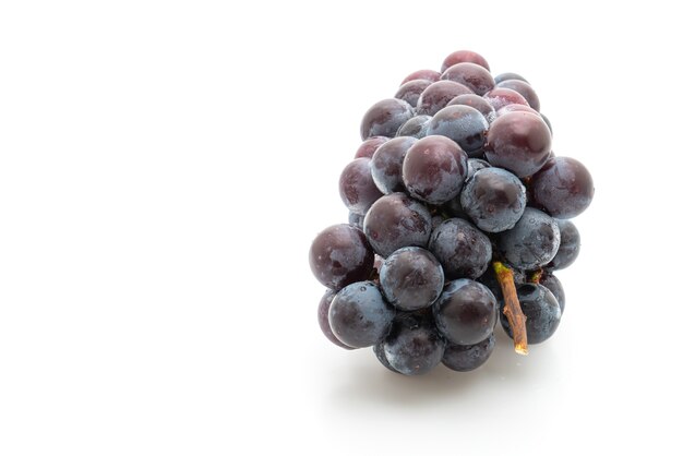 frische schwarze Trauben isoliert auf weißer Oberfläche