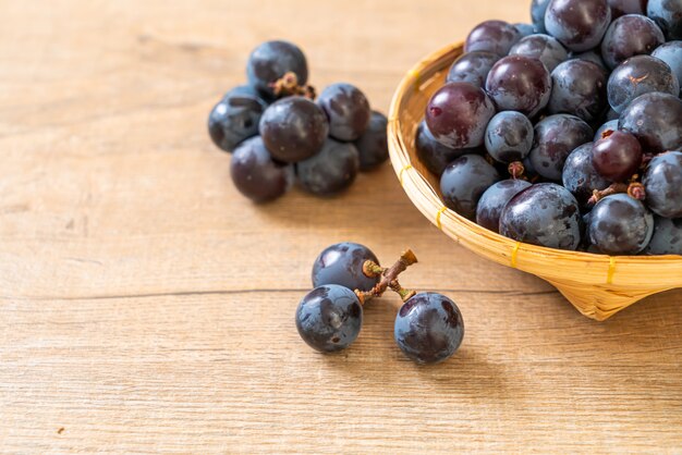 frische schwarze Trauben isoliert