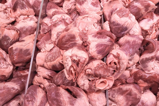 Frische Schweineherzen auf dem Ladenstand