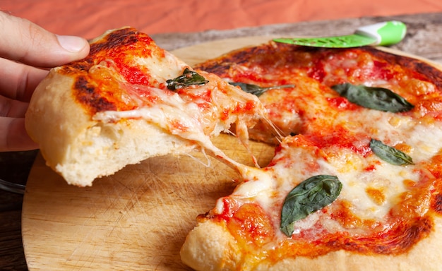 Frische selbst gemachte italienische Pizza Margherita mit Basilikum