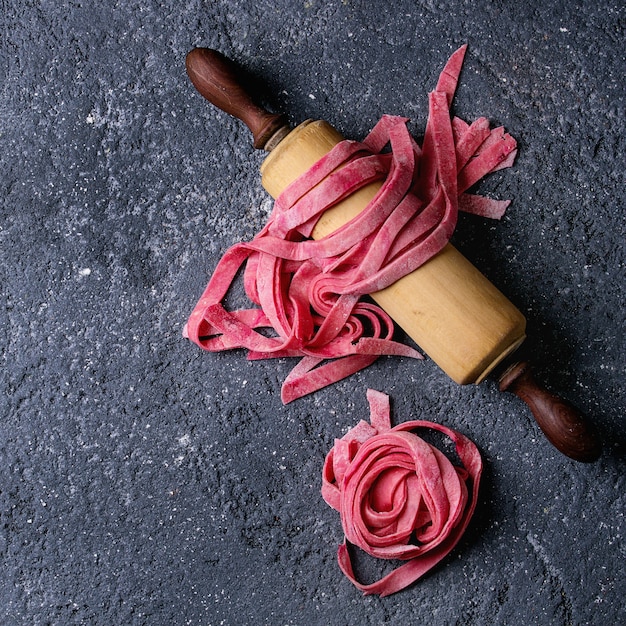 Frische selbst gemachte rosa Teigwarenbandnudeln