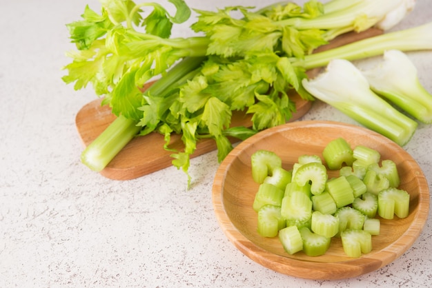 Frische Selleriestangen zum Kochen in Stücke geschnitten