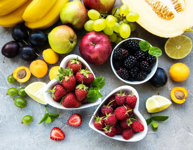 Frische Sommerfrüchte und Beeren