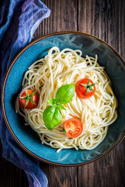 Frische Spaghetti mit Tomaten, Basilikum und Parmesan