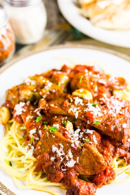 Frische Spaghetti mit Wurst, Paprika und Zwiebeln im italienischen Restaurant.