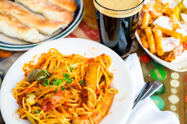 Frische Spaghetti mit Wurstpaprika und Zwiebeln im italienischen Restaurant.