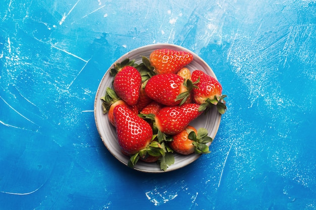 Frische spanische Erdbeeren in einer Schüssel auf einem rustikalen Tisch