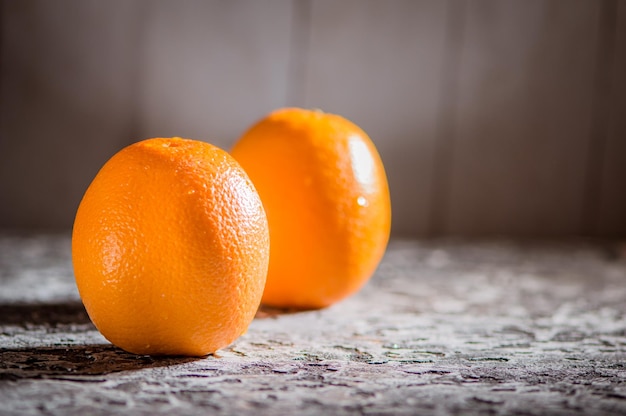 Frische spanische Orangen auf einem strukturellen Hintergrund