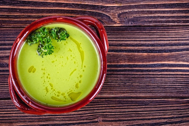 Frische Spargelcremesuppe und Zutaten auf Holztisch, selektiver Fokus