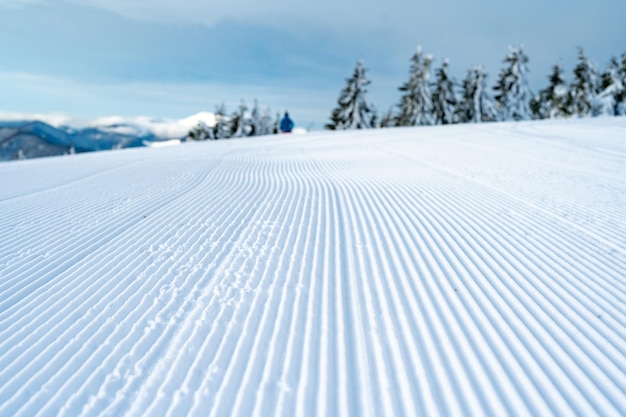 Frische Spuren der Pistenraupe an den Pisten des Skigebiets