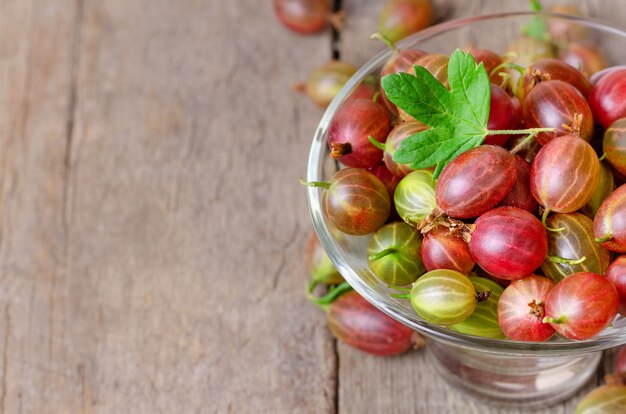 Frische Stachelbeere auf hölzernem