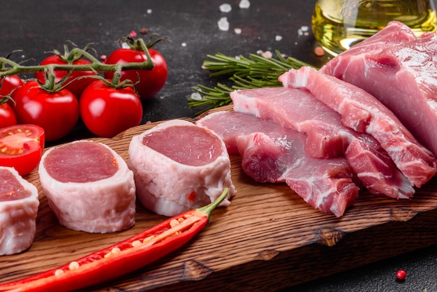 Frische Stücke Schweinefleisch bereit zu kochen. Lendenmedaillons Steaks in einer Reihe bereit zu kochen
