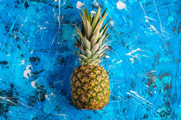 Frische süße Ananas auf blauer strukturierter Oberfläche, Kopierraum der Draufsicht