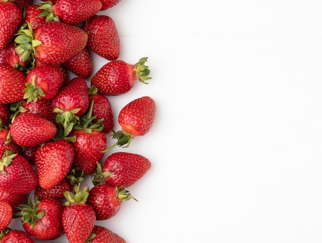 frische süße Erdbeeren auf weißem Tisch