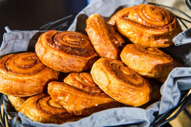 Foto frische süße hausgemachte zimtschnecken