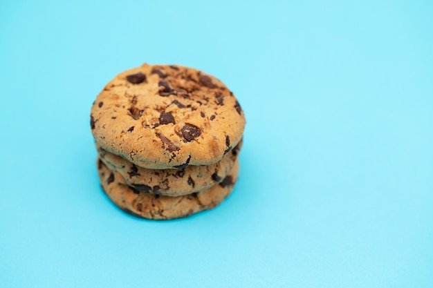 Frische süße Kekse mit Schokoladentropfen auf Blau