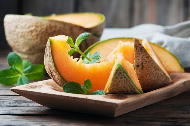 Frische süße Orangenmelone auf dem Holztisch