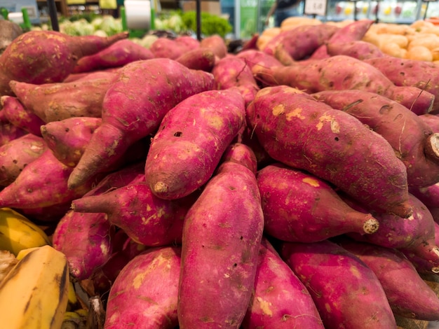 Frische Süßkartoffeln im Supermarkt Gemüse und Obst zur freien Auswahl