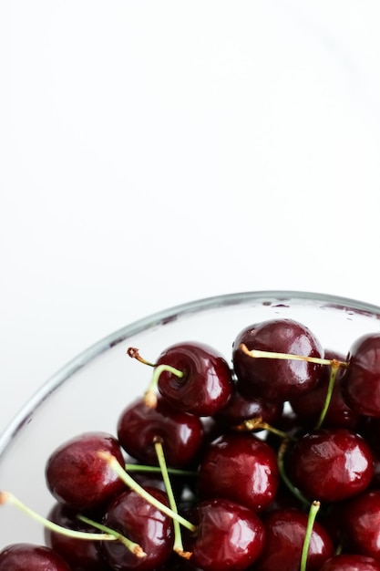 Frische Süßkirschen saftige Kirschbeeren Fruchtdessert als gesunder Ernährungshintergrund