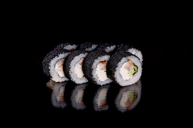 Frische Sushi-Rollen aus den besten Fisch- und Meeresfrüchtesorten