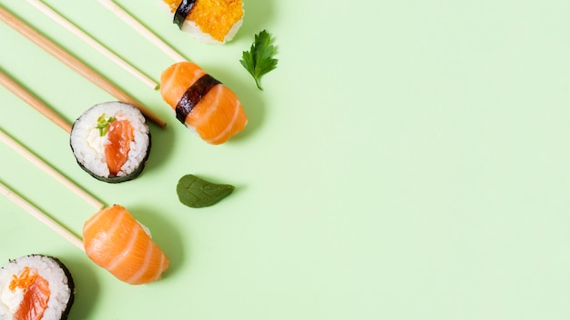 Foto frische sushi-rollen im kopierraum