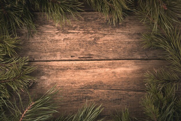 Frische Tannenzweige auf einem natürlichen Holztisch