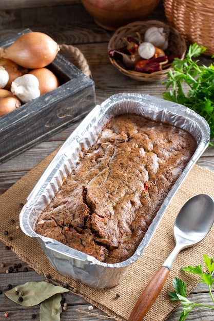 Frische Terrine aus Leber mit Zwiebeln und Kräutern auf einem Schneidebrett