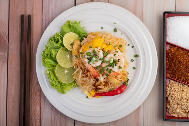 Frische thailändische Garnelen auf einem weißen Teller