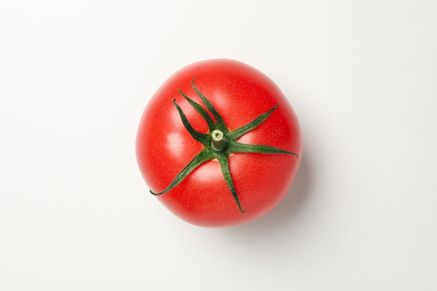 Frische Tomate auf weißem Hintergrund, Draufsicht und Nahaufnahme