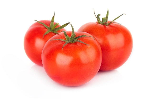 Frische Tomate getrennt auf weißem Hintergrund
