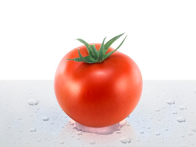 Frische Tomaten auf dem Tisch mit Wassertropfen