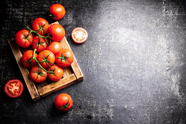 Foto frische tomaten auf einem holztablett