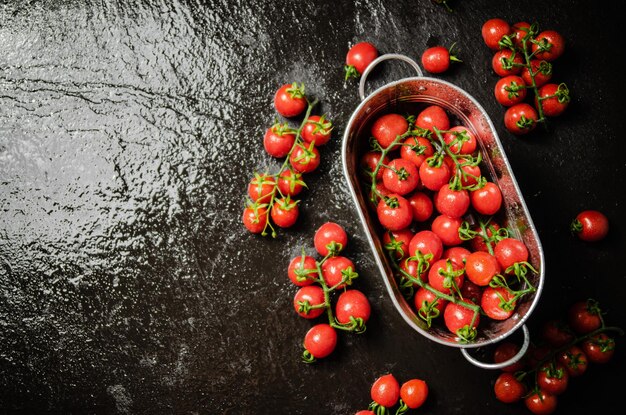 Frische Tomaten auf einem schwarzen Tisch.