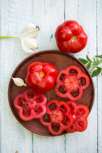 Frische Tomaten auf einem Teller