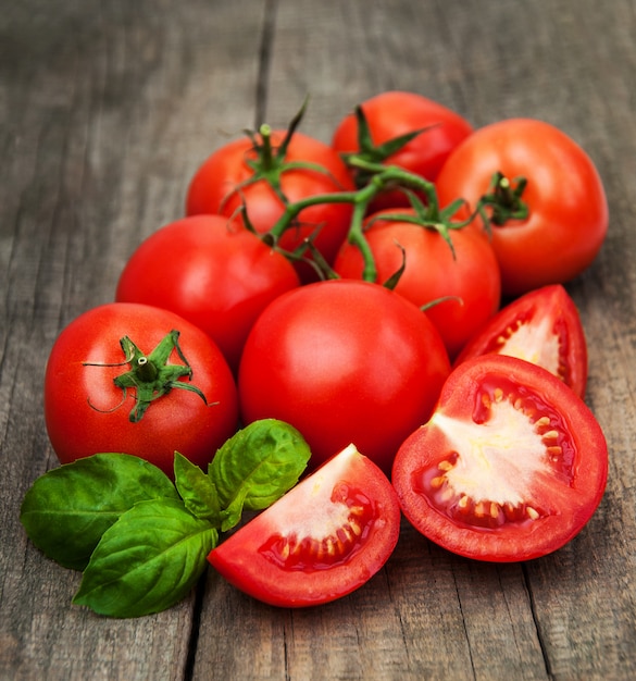 Frische Tomaten auf einem Tisch