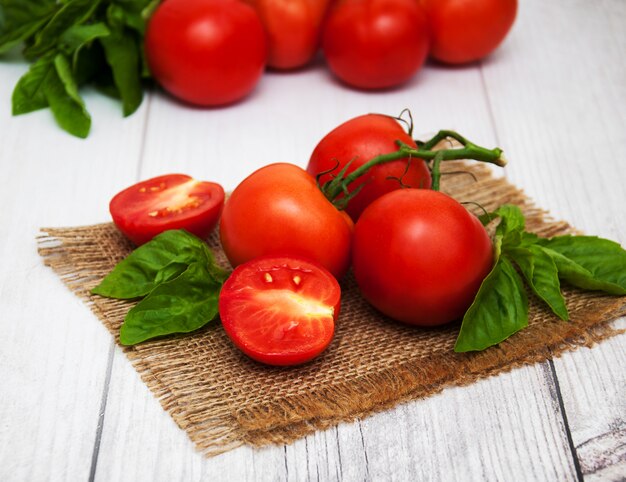 Frische Tomaten auf einem Tisch