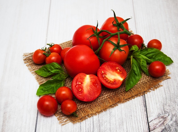 Frische Tomaten auf einem Tisch