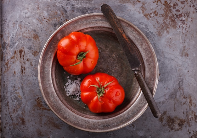 Frische Tomaten auf einer Weinleseplatte