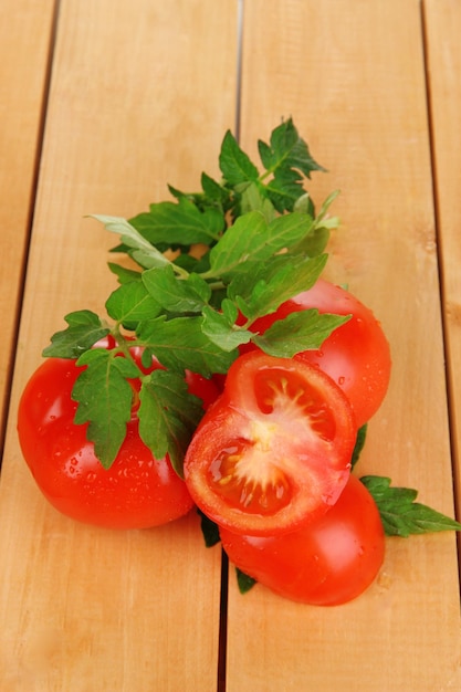 Frische Tomaten auf Holztisch Nahaufnahme