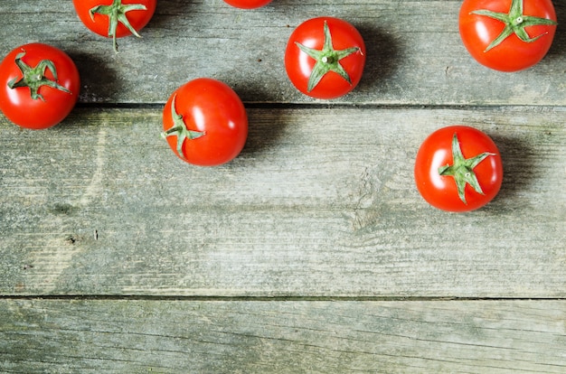 Frische Tomaten auf rustikalem hölzernem Hintergrund